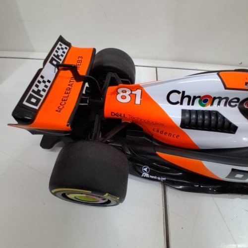 MAISTO TECH FORMULA 1 MCLAREN MCL38 SINGAPORE GRAND PRIX 2024 OSCAR PIASTRI #81 RC CAR - 1:10 SCALE - BLACK / ORANGE (MODEL: 1739888) image 5