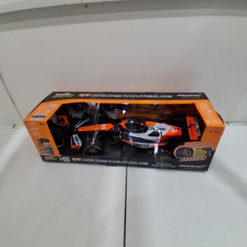 MAISTO TECH FORMULA 1 MCLAREN MCL38 SINGAPORE GRAND PRIX 2024 OSCAR PIASTRI #81 RC CAR - 1:10 SCALE - BLACK / ORANGE (MODEL: 1739888) image 6
