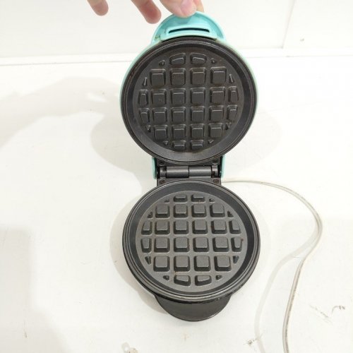 NOSTALGIA MYMINI WAFFLE MAKER - MAKES 5" WAFFLES - AQUA (MODEL: MWF5AQ) image 3