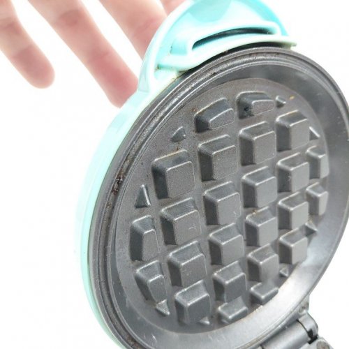NOSTALGIA MYMINI WAFFLE MAKER - MAKES 5" WAFFLES - AQUA (MODEL: MWF5AQ) image 4
