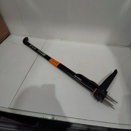 FISKARS DELUXE STAND-UP WEEDER image 2