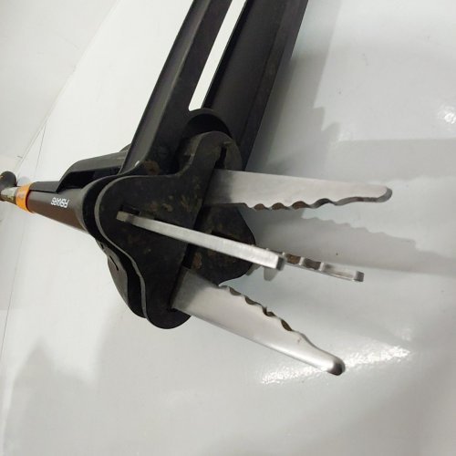 FISKARS DELUXE STAND-UP WEEDER image 3