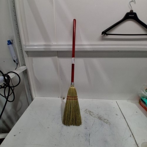 CARLISLE FOODSERVICE BLENDED CORN BROOM WITH WOODEN HANDLE - 34" - RED/BEIGE (MODEL : 368100) image 2