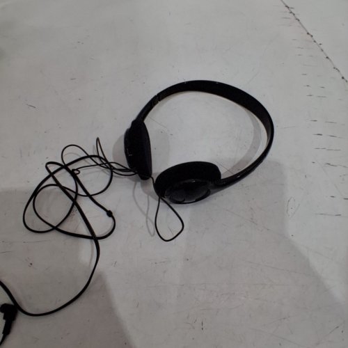 ONN LIGHTWEIGHT ON-EAR WIRED HEADPHONES WITH FOAM CUSHIONS - 3.94' CABLE - BLACK image 4