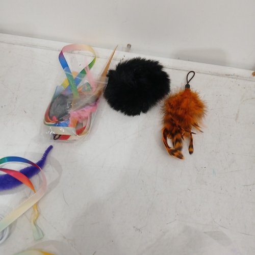 INTERACTIVE DOOR MOUNTED MOTORIZED CAT TOY WITH ACCESSOIRES - WHITE/MULTICOLORED image 4