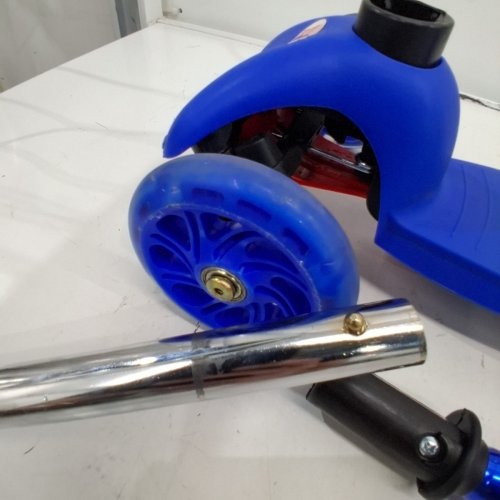 RUGGED RACERS KIDS MINI DELUXE 3-WHEEL KICK SCOOTER WITH LED AND ADJUSTABLE HEIGHT - 21" - BLUE (MODEL: BH19897) image 3