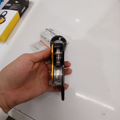 PETZL PRO TRAXION HIGH-EFFICIENCY PROGRESS CAPTURE PULLEY (OPENABLE UNDER LOAD) - YELLOW AND BLACK (STYLE: FR-38920) image 4