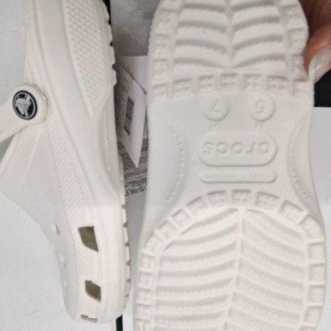 UNISEX CROCS CLASSIC CLOGS - MEN'S: 5 & WOMEN'S: 7 - WHITE (STYLE:10001-100) image 3