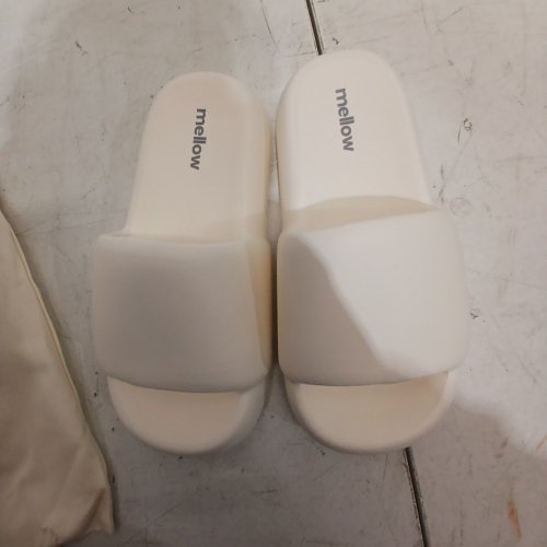 MELLOW SLIDE SANDALS - SIZE 7 - CREAM image 3