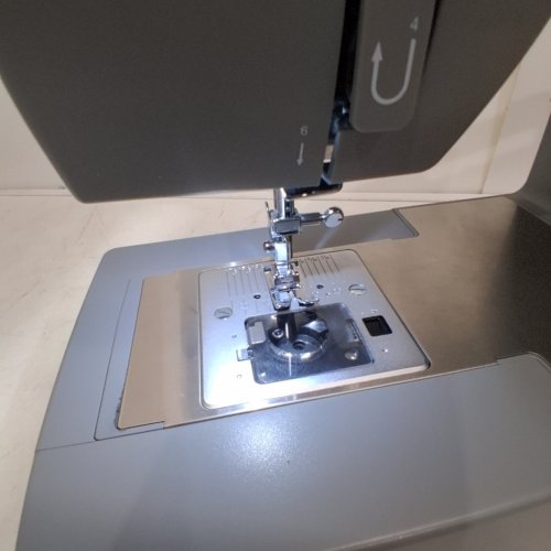 SINGER HEAVY DUTY SEWING MACHINE WITH 11 BUILT-IN STICHES - GREY (MODEL: HD4411) image 2