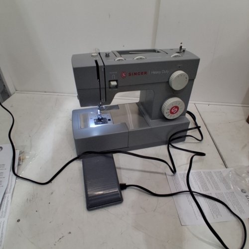 SINGER HEAVY DUTY SEWING MACHINE WITH 11 BUILT-IN STICHES - GREY (MODEL: HD4411) image 3