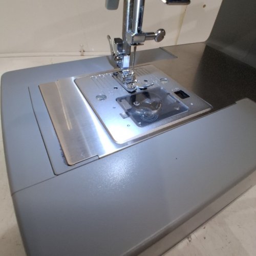 SINGER HEAVY DUTY SEWING MACHINE WITH 11 BUILT-IN STICHES - GREY (MODEL: HD4411) image 4