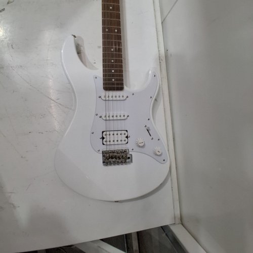 YAMAHA PACIFICA SERIES 6-STRING DOUBLE CUTAWAY ELECTRIC GUITAR - RIGHT HAND - WHITE (MODEL: PAC012WH) image 5