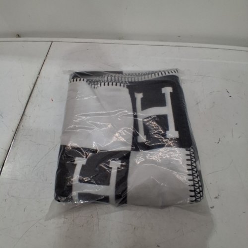 LETTER H SOFT WARM BLANKET - 50"X70" - BLACK/GREY image 3