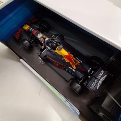 MAISTO TECH RC REMOTE CONTROL CAR WITH PISTOL GRIP CONTROLS - 1:24 SCALE - ASTON MARTIN RED BULL RACING RB15 (MODEL: 82351) image 2