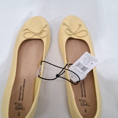WOMEN'S TIME AND TRU BOW BALLET FLATS - SIZE 9 - PALE YELLOW image 2