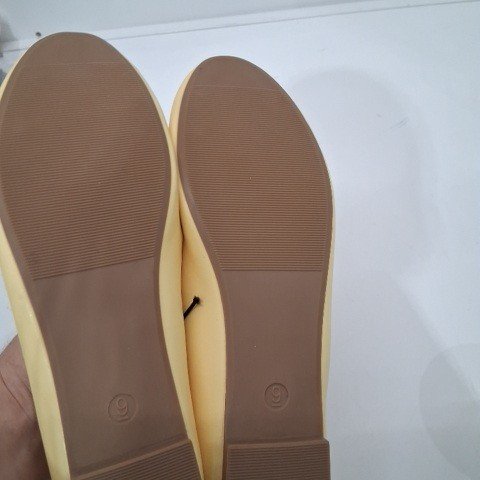 WOMEN'S TIME AND TRU BOW BALLET FLATS - SIZE 9 - PALE YELLOW image 3