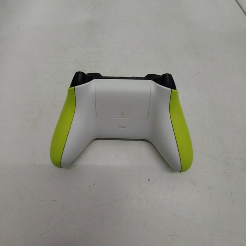 XBOX WIRELESS CONTROLLER – ELECTRIC VOLT FOR XBOX SERIES X|S, XBOX ONE, AND WINDOWS 10 DEVICES image 3