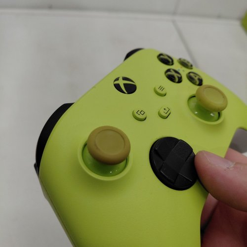 XBOX WIRELESS CONTROLLER – ELECTRIC VOLT FOR XBOX SERIES X|S, XBOX ONE, AND WINDOWS 10 DEVICES image 4