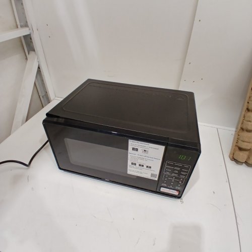 MAINSTAYS COMPACT COUNTERTOP MICROWAVE OVEN - 0.7 CU FT - 700W - BLACK (MODEL: MSCMVB07BK-L2) image 4