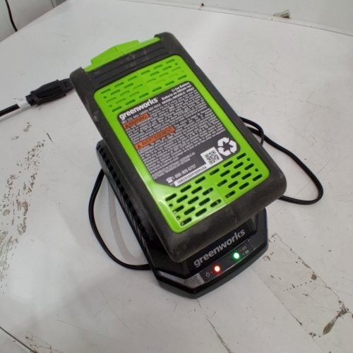GREENWORKS 40V 4.0AH LITHIUM-ION BATTERY AND CHARGER (MODEL : 29662/29692) image 2
