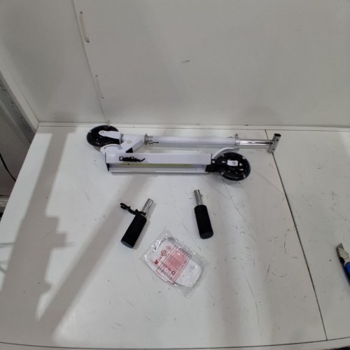 KID'S WELMOTIVE KICK SCOOTER WITH ADJUSTABLE HADNLE BARS - 110 LBS CAPACITY - WHITE (MODEL: 2015) image 3