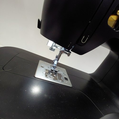 SINGER HEAVY DUTY 500 CLASSIC SEWING MACHINE WITH 23 BUILT-IN STITCHES - BLACK/GOLD (MODEL: HD500) image 2
