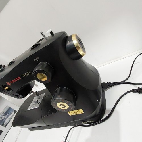 SINGER HEAVY DUTY 500 CLASSIC SEWING MACHINE WITH 23 BUILT-IN STITCHES - BLACK/GOLD (MODEL: HD500) image 4