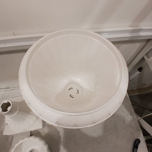 2PK INDOOR AND OUTDOOR PLASTIC URN PLANTER - 9.8" X 16.5" - WHITE (MODEL: KDKD2986W) image 7