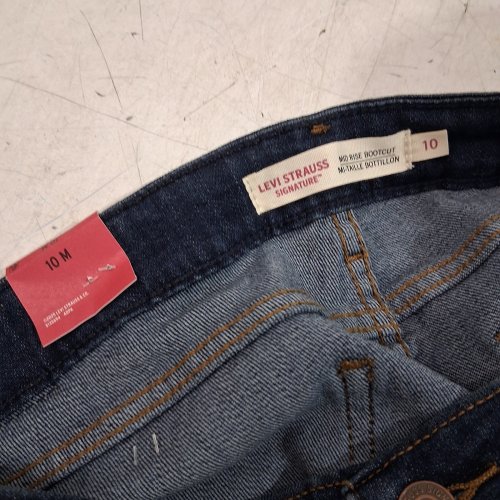 WOMEN'S SIGNATURE LEVI STRAUSS SIMPLE STRETCH MID RISE BOOT CUT JEANS - 10M - DARK BLUE image 2