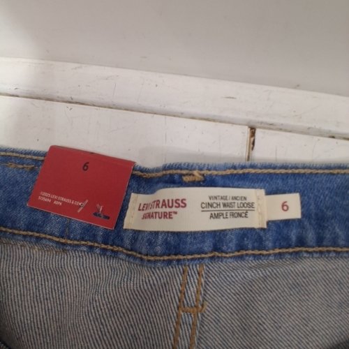LEVI STRAUSS SIGNATURE VINTAGE CINCH WAIST LOOSE JEANS - SIZE 6 - LIGHT BLUE image 3