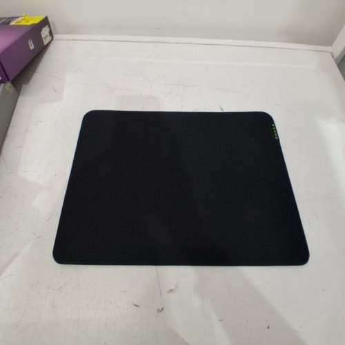 RAZER GIGANTUS V2 CLOTH GAMING MOUSE PAD - MEDIUM (10"X14") - BLACK/GREEN image 2