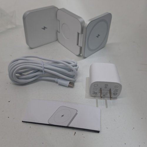 JUST WIRELESS 3-IN-1 FOLDING CHARGING STATION FOR IPHONE, AIRPODS, AND APPLE WATCH - 20W - WHITE (MODEL: 04096-V) image 3