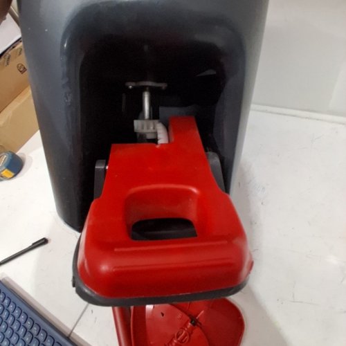 VILEDA EASYWRING SPIN MOP AND BUCKET SYSTEM WITH 2 EXTRA REFILL HEADS AND TELESCOPIC HANDLE - BLACK/RED (MODEL: 1898219) image 5