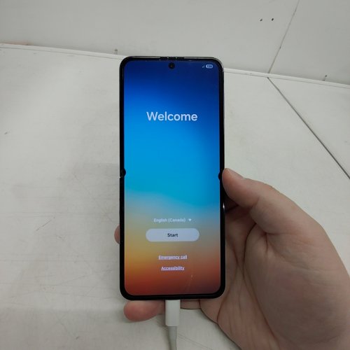SAMSUNG GALAXY Z FLIP5 256GB GRAPHITE, 6.7" DYNAMIC AMOLED MAIN DISPLAY , 3.4" COVER SCREEN WITH 12+12 MP CAMERA, 8GB RAM, IPX8 RATING (MODEL : ‎SM-F731WZAAXAC) image 2