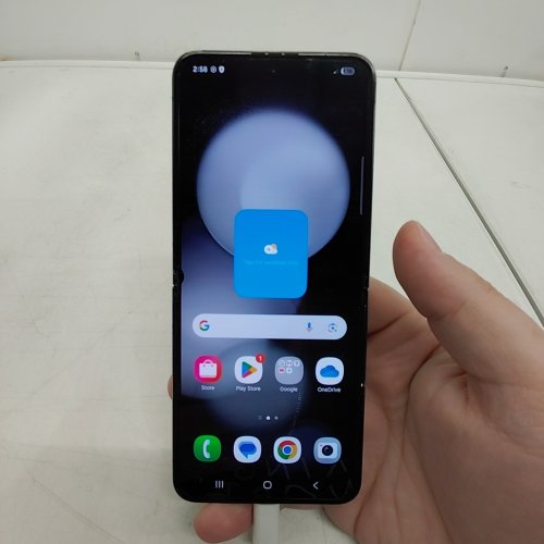 SAMSUNG GALAXY Z FLIP5 256GB GRAPHITE, 6.7" DYNAMIC AMOLED MAIN DISPLAY , 3.4" COVER SCREEN WITH 12+12 MP CAMERA, 8GB RAM, IPX8 RATING (MODEL : ‎SM-F731WZAAXAC) image 3