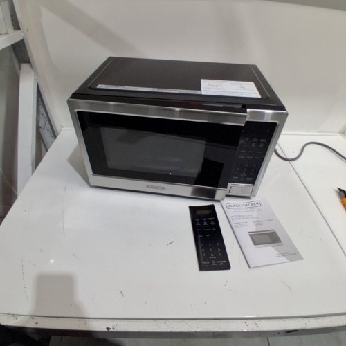 BLACK + DECKER DIGITAL MICROWAVE OVEN - 1.1 CUFT - 900W - BLACK/SILVER - (MODEL: EM031MB11-P) image 3