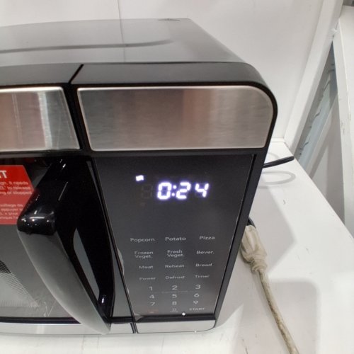 FRIGIDAIRE MICROWAVE OVEN - 0.7 CU. FT.; 700W - BLACK / STAINLESS STEEL (MODEL: EMW741_AMZ) image 2