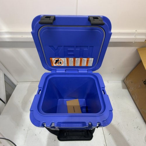 YETI ROADIE 24 2.0 COOLER FITS 33 CANS - ULTRAMARINE VIOLET image 3