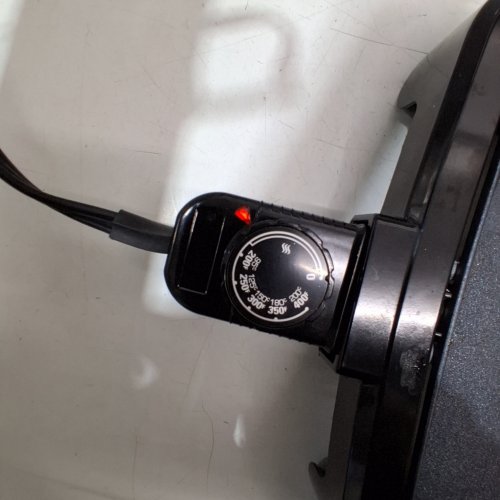 BLACK AND DECKER FAMILY SIZED ELECTRIC GRIDDLE - 20"X11" - BLACK (MODEL: GD1811BC) image 2