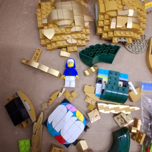2842PC LEGO FIFA WORLD CUP OFFICIAL TROPHY (MODEL: 43020) image 4