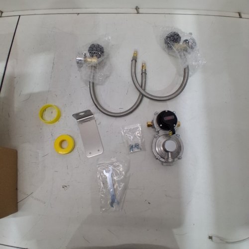 SAMPLIFE 2 TANK 2 STAGE RV PROPANE REGULATOR WITH GAUGE - 2X 18 PIGTAIL HOSES INCLUDED - SILVER image 2