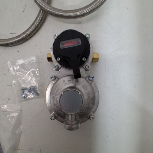 SAMPLIFE 2 TANK 2 STAGE RV PROPANE REGULATOR WITH GAUGE - 2X 18 PIGTAIL HOSES INCLUDED - SILVER image 3