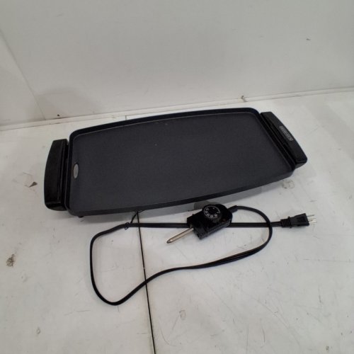 BLACK + DECKER FAMILY SIZE ELECTRIC GRIDDLE WITH REMOVABLE TRAY - 10'' X 18" - BLACK (MODEL: GD1810BC) image 3