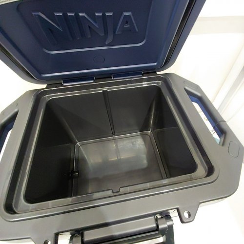 NINJA HEAVY-DUTY FROSTVAULT HARD COOLER WITH DRY ZONE - 30QT - BLUE/BLACK (MODEL: FB131CBL) image 4