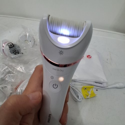 PHILIPS BEAUTY EPILATOR SERIES 8000 5-IN-1 SHAVER, TRIMMER, PEDICURE AND BODY EXFOLIATOR WITH 9 ACCESSORIES (MODEL: BRE740/14) image 5