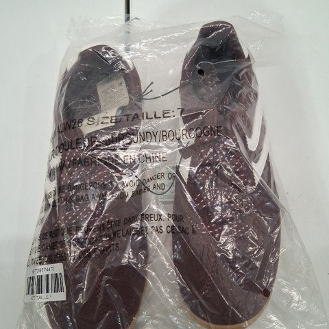 WOMEN'S NO BOUNDARIES CASUAL SNEAKERS - SIZE 7 - BURGUNDY image 2