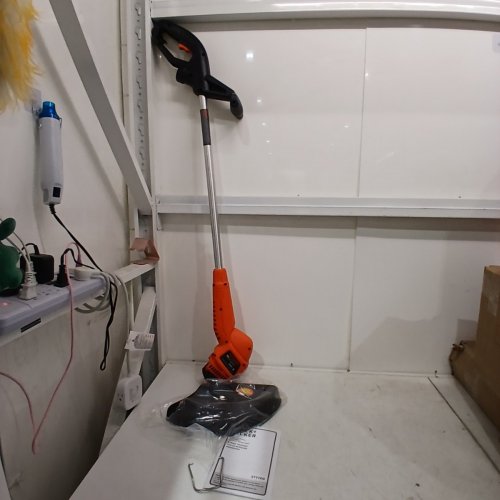 BLACK + DECKER 2-IN-1 CORDED STRING TRIMMER AND EDGER KIT- 13" CUT SWATH - ORANGE/BLACK (MODEL: ST7700) image 3
