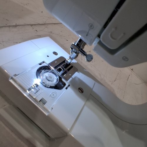 SINGER SEWING & MENDING MACHINE - 32 STITCH APPLICATIONS - WHITE (MODEL: M1000) image 2