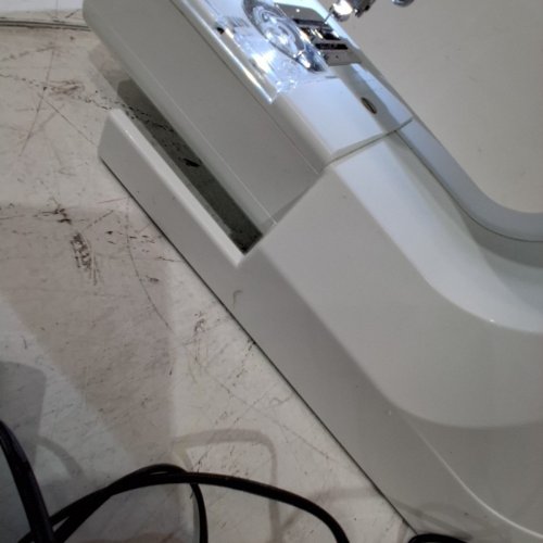 SINGER SEWING & MENDING MACHINE - 32 STITCH APPLICATIONS - WHITE (MODEL: M1000) image 4